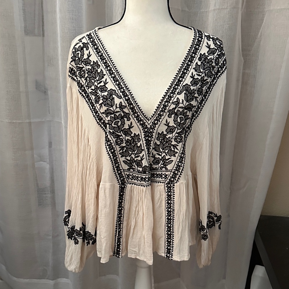 American Eagle Outfitters Cream and Black Floral Blouse